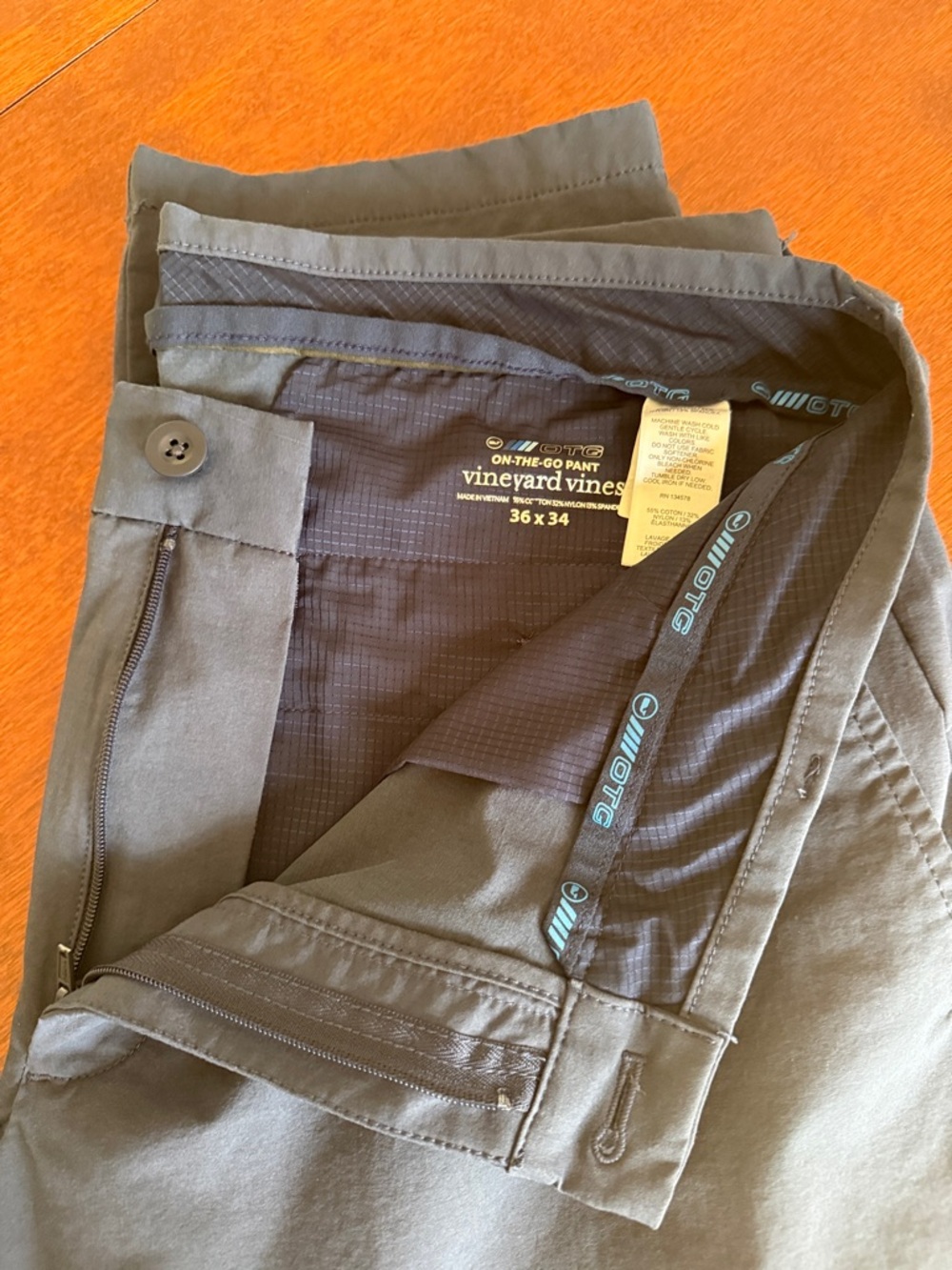 Vineyard Vines Men’s On-The-Go Chino Pants — navy blue
